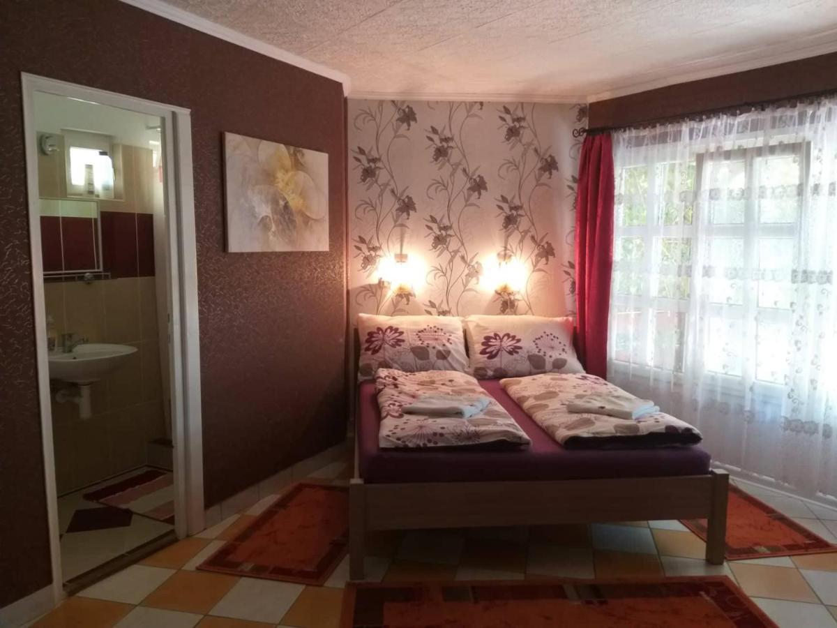 Gyoengyvirag Apartment Romhány Zewnętrze zdjęcie