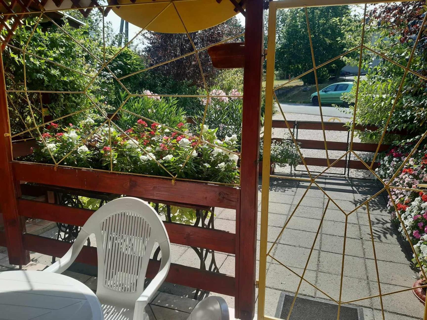 Gyoengyvirag Apartment Romhány Zewnętrze zdjęcie